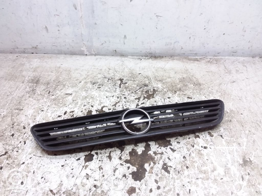 Opel Astra G Front bumper upper radiator grill 