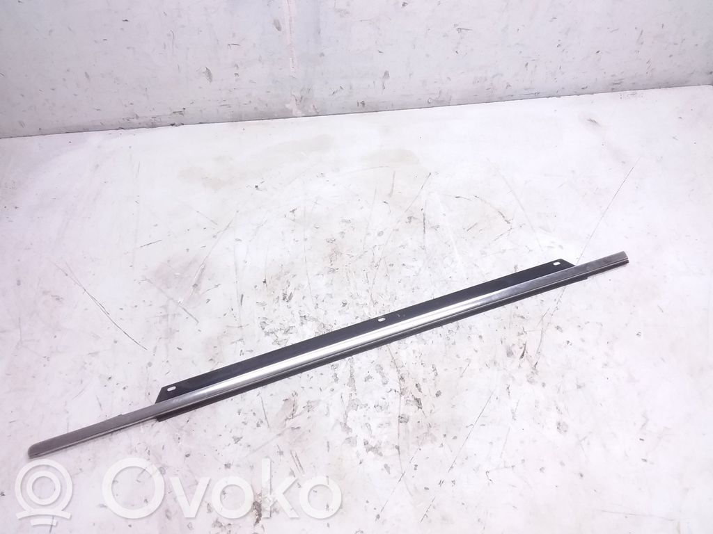 Audi Q7 4L Listwa / Uszczelka szyby drzwi przesuwanych 