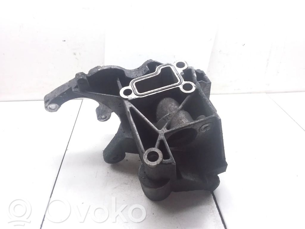 Volkswagen Touareg I Power steering pump mounting bracket 
