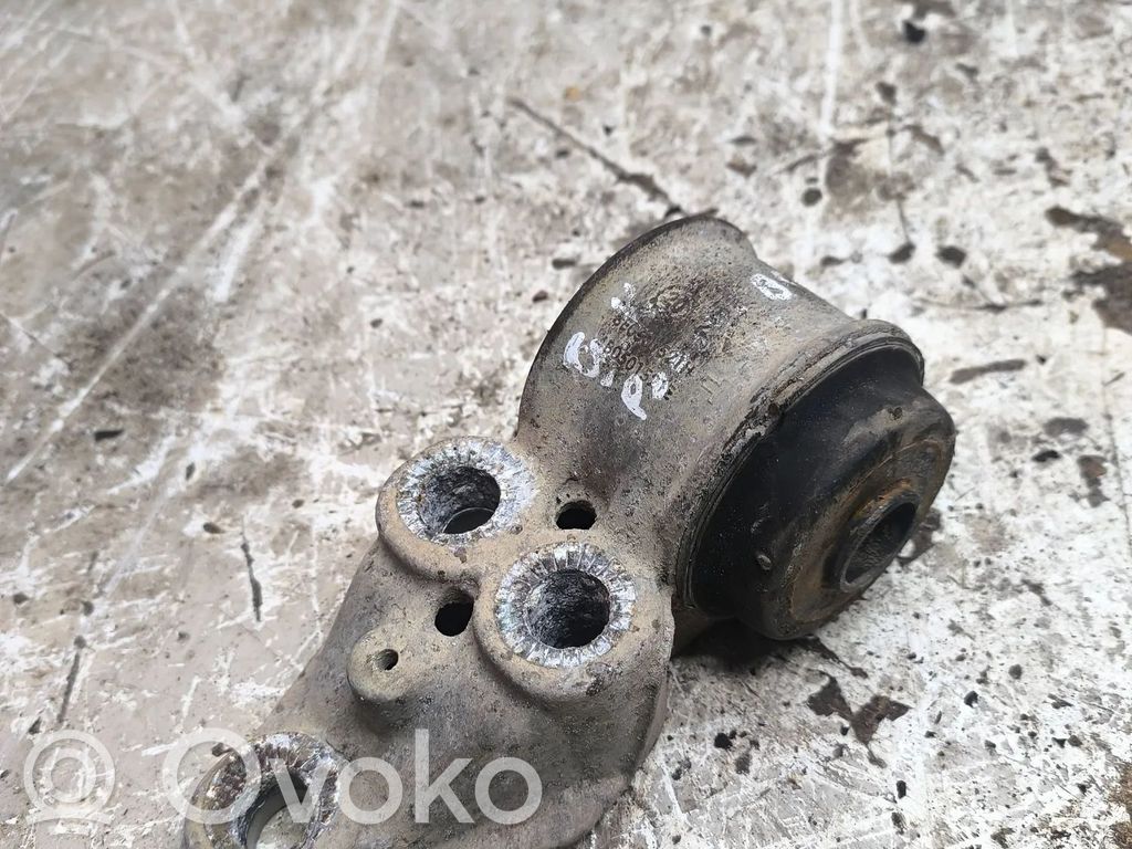 Volkswagen PASSAT B5.5 Poduszka / Łapa zawieszenia belki osi tylnej 