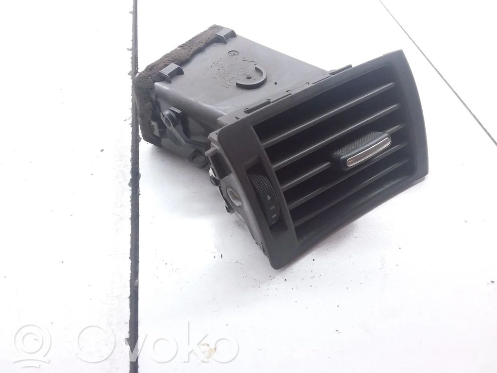 Audi A4 S4 B6 8E 8H Kojelaudan sivutuuletussuuttimen kehys 