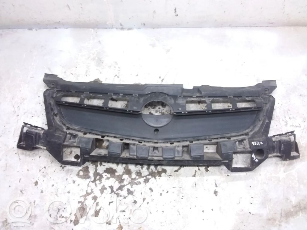 Opel Vectra C Etupuskurin ylempi jäähdytinsäleikkö 
