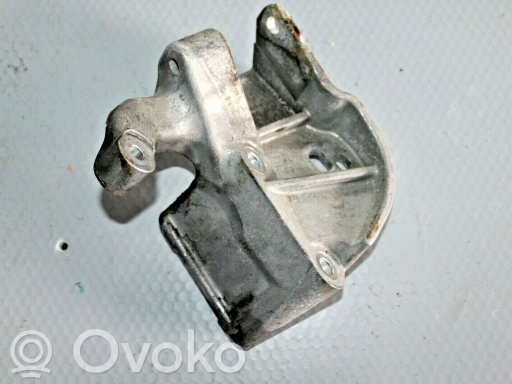 Volvo V40 Engine mount bracket 