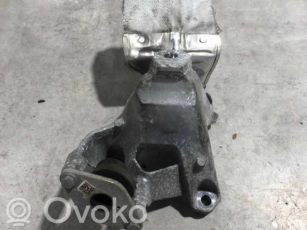 Volkswagen Touareg III Engine mounting bracket 
