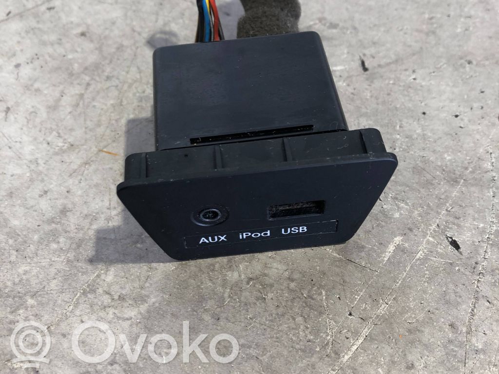 Hyundai ix35 Enchufe conector entrada auxiliar 