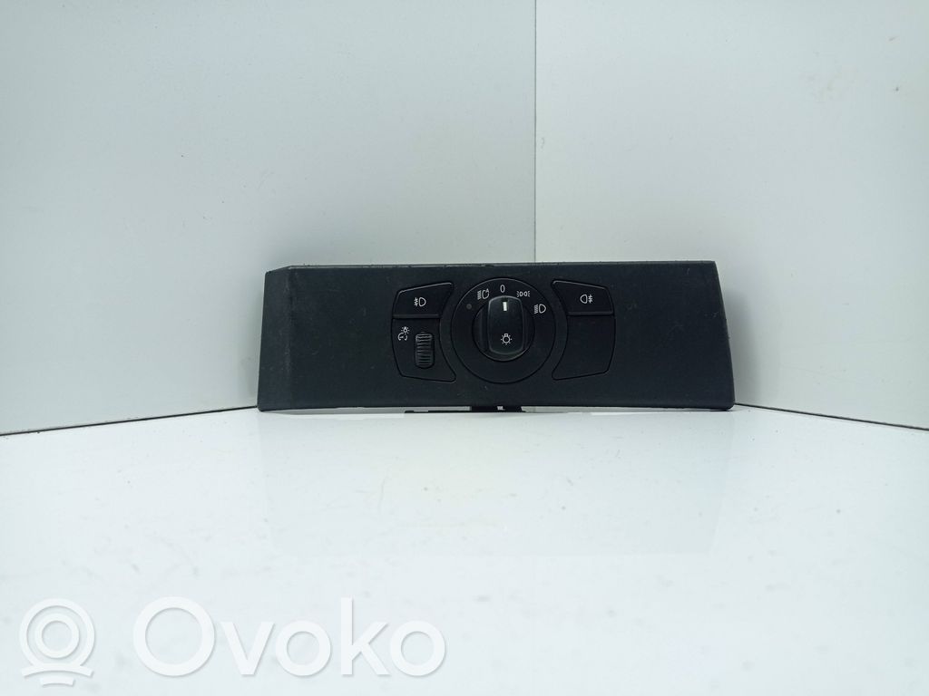Light switch   6953735