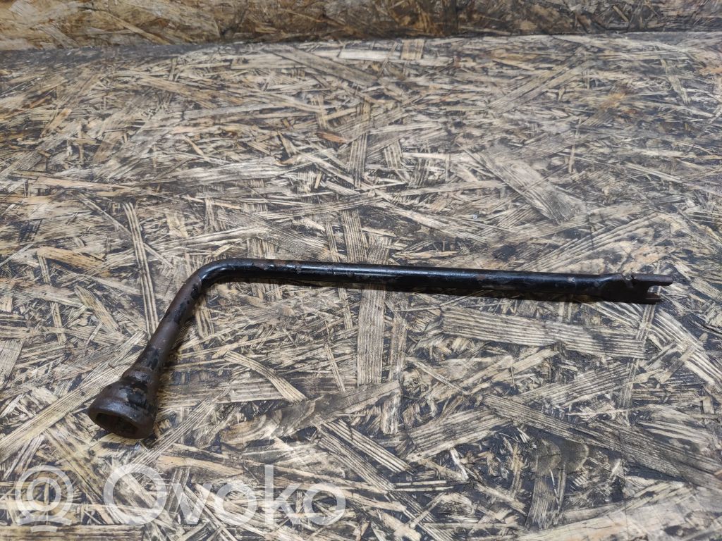 Llave de tuercas de rueda
