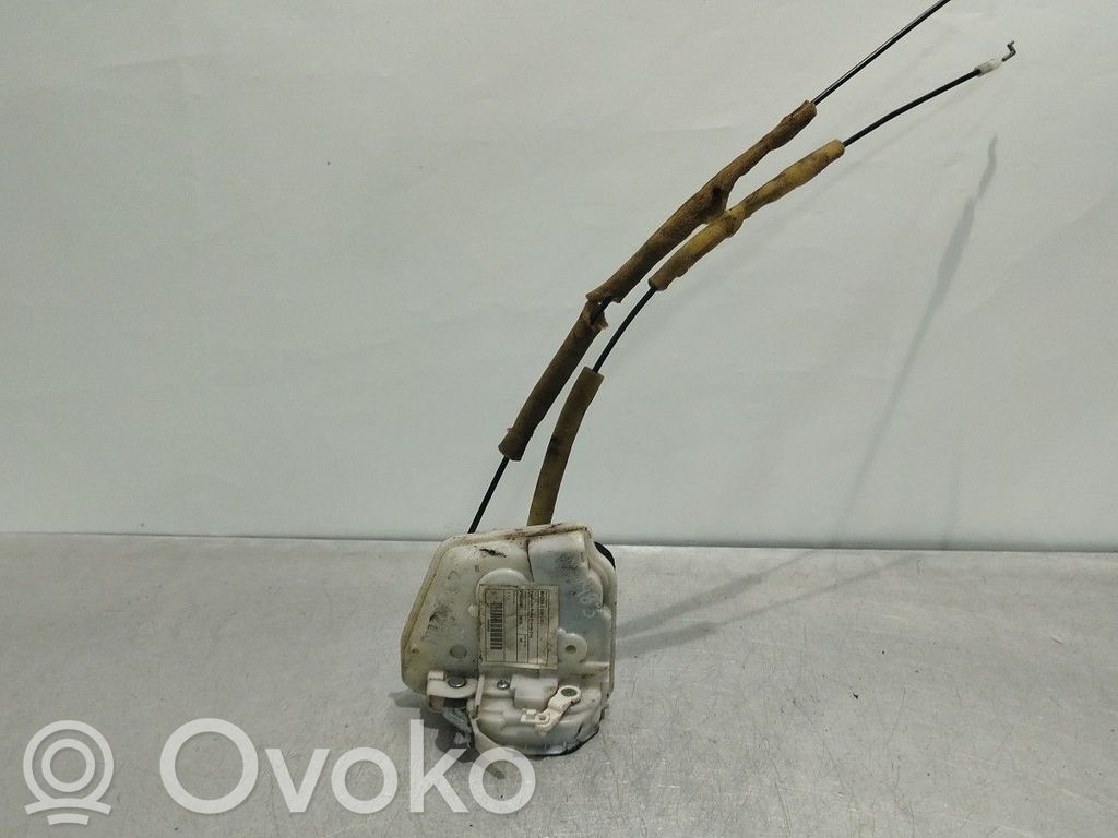 Priekšpusē slēdzene