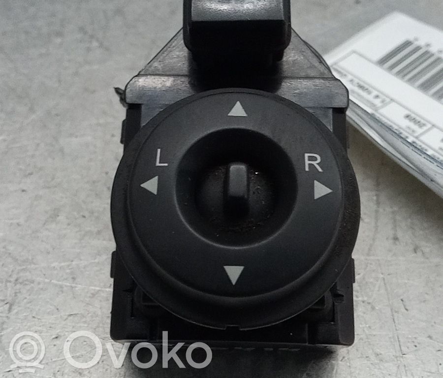 Wing mirror switch