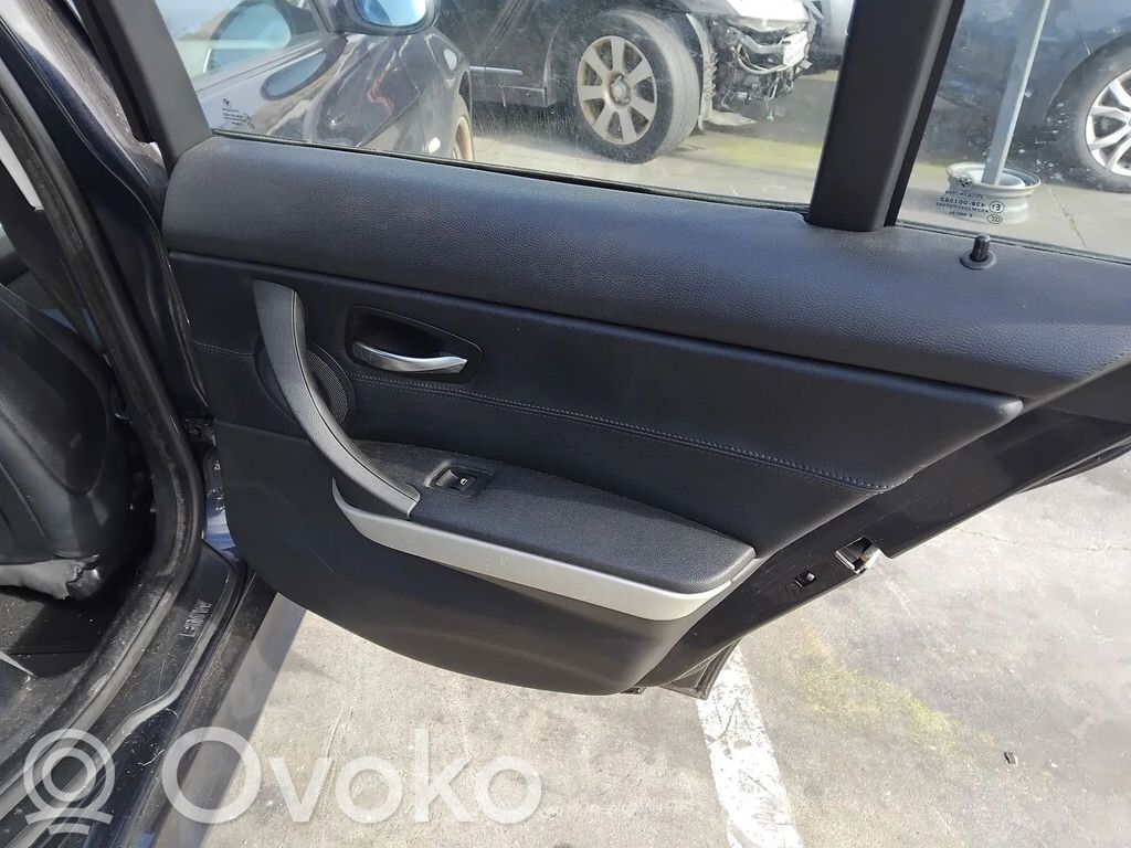 Rear window lifting mechanism without motor