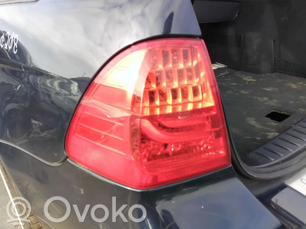 Tailgate rear/tail lights