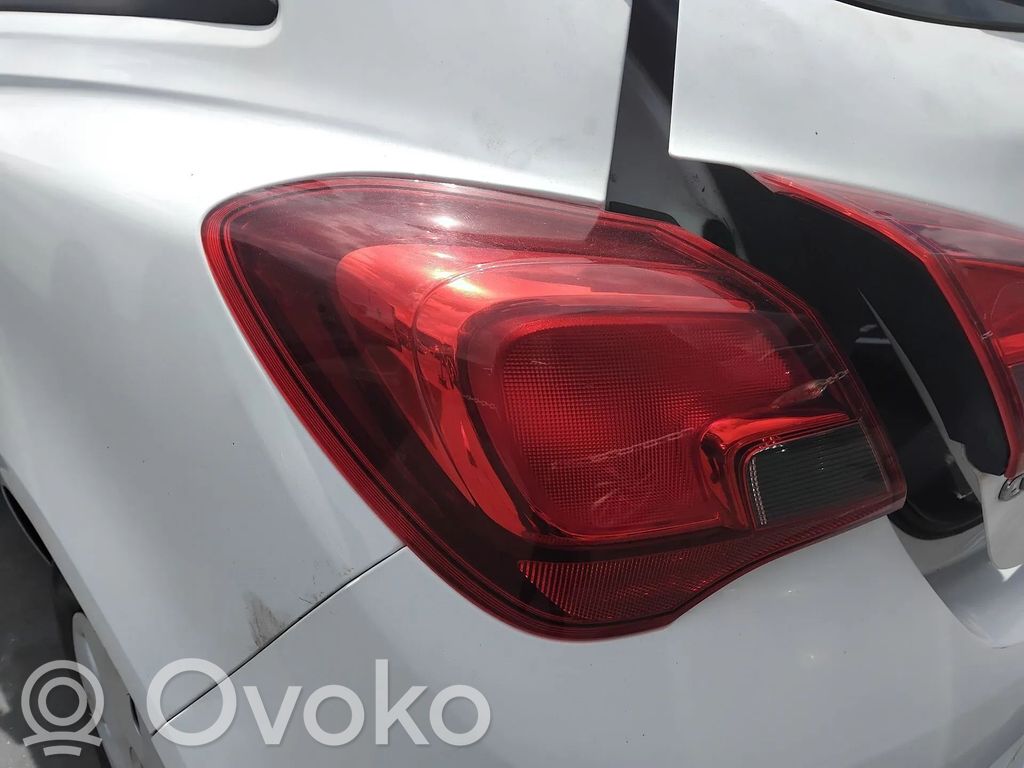 Tailgate rear/tail lights