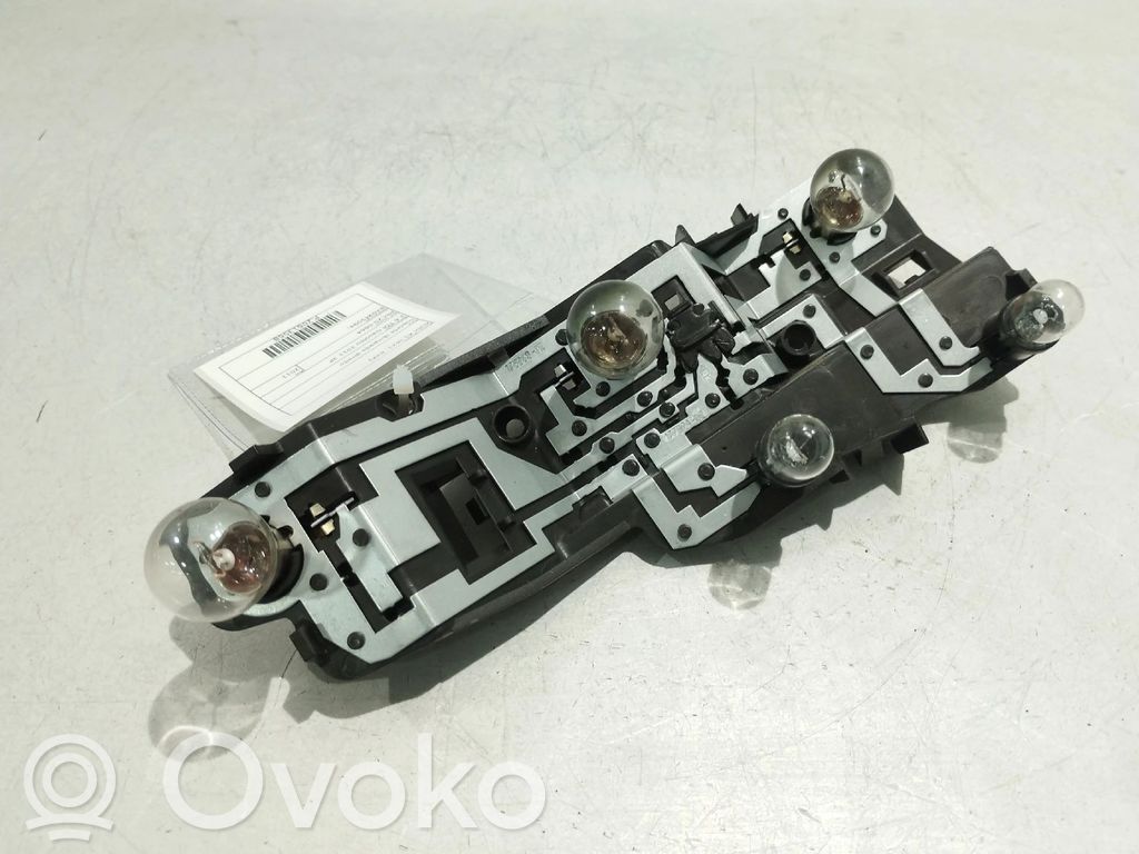 Takavalon polttimon suojan pidike   8X0945094
