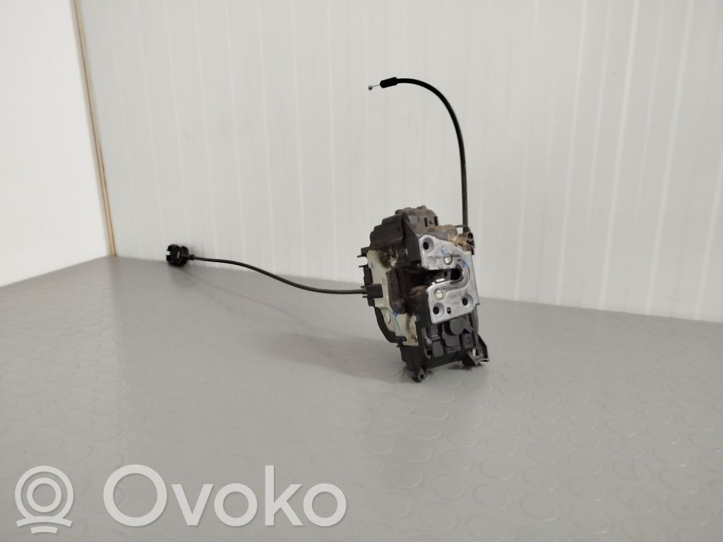 Renault Clio III Priekšpusē slēdzene 