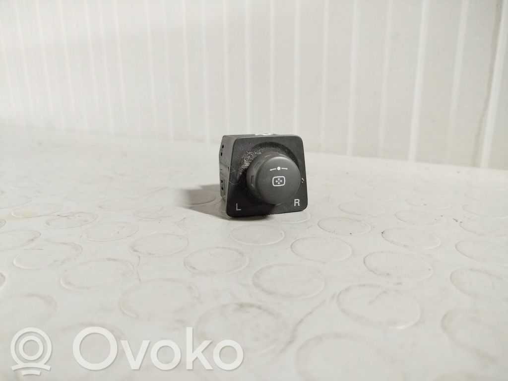 Wing mirror switch   201004180