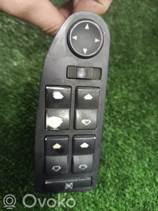 Electric window control switch   61318368952,313060