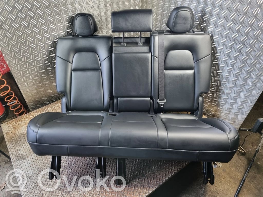 Tesla Model Y Takaistuin 