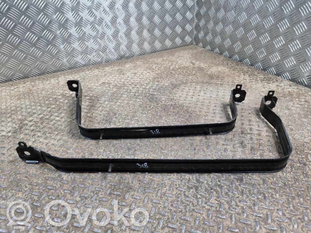 Chrysler Pacifica Polttoainesäiliön kannake 