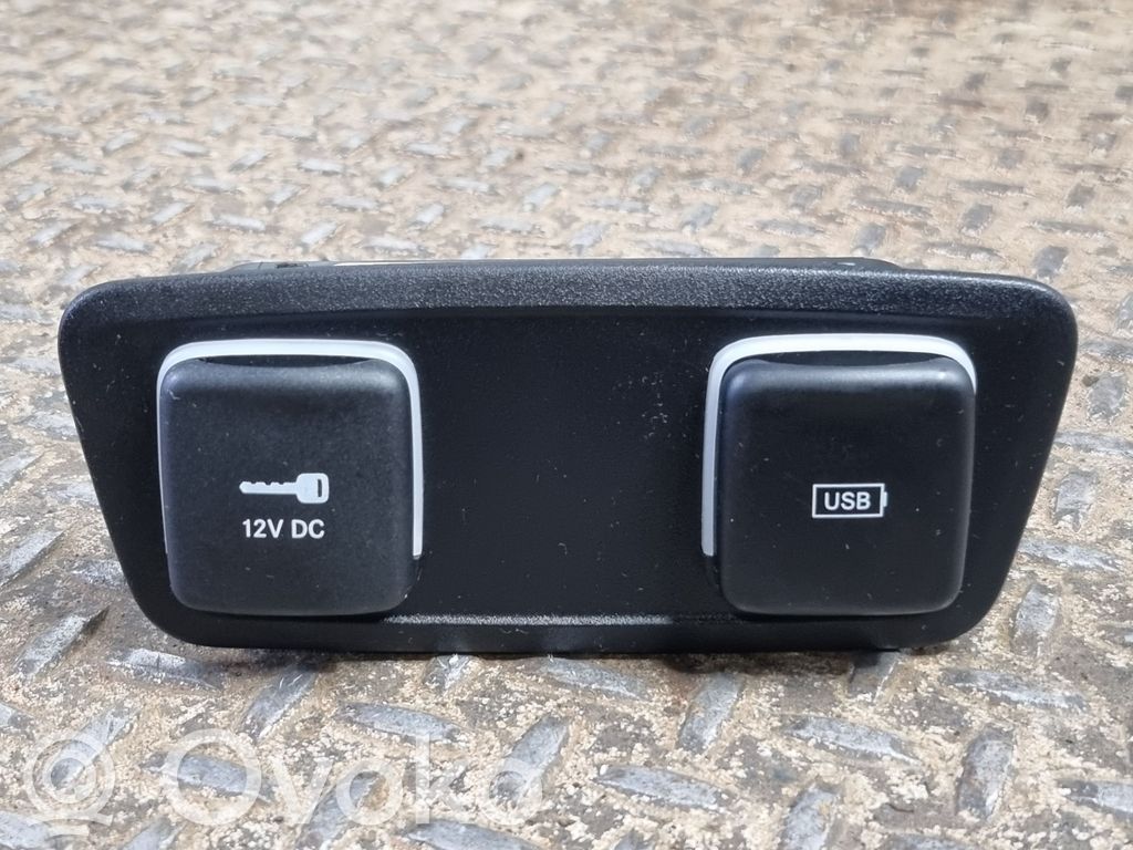 Chrysler Pacifica USB socket connector 