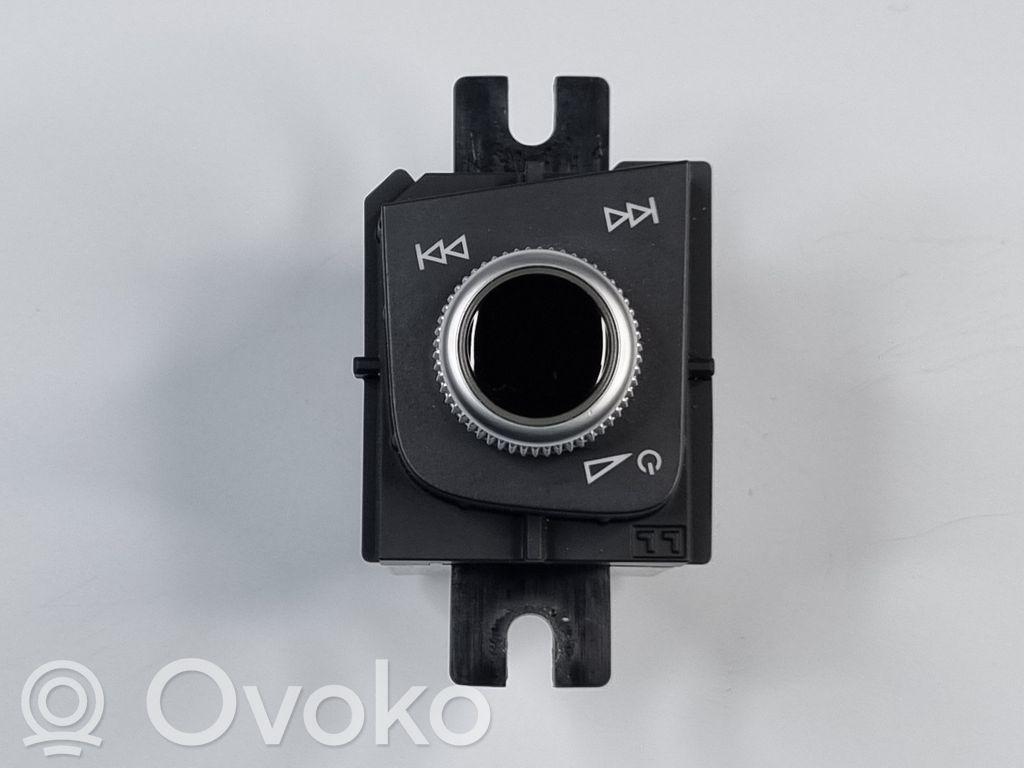 Audi A4 S4 B9 8W Garso reguliavimo jungtukas 