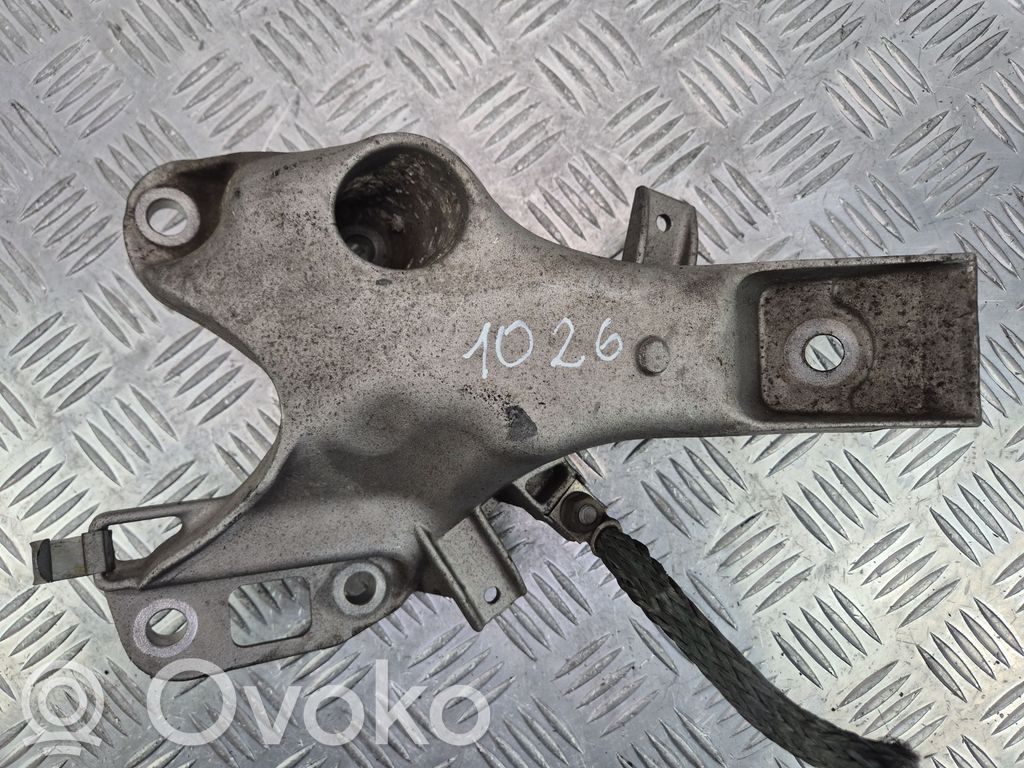 Engine mounting bracket   6772673