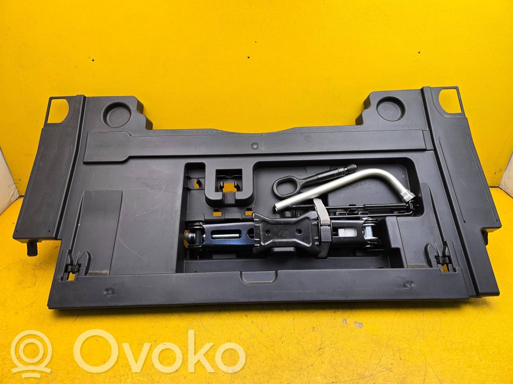 Tool box   8W8863373
