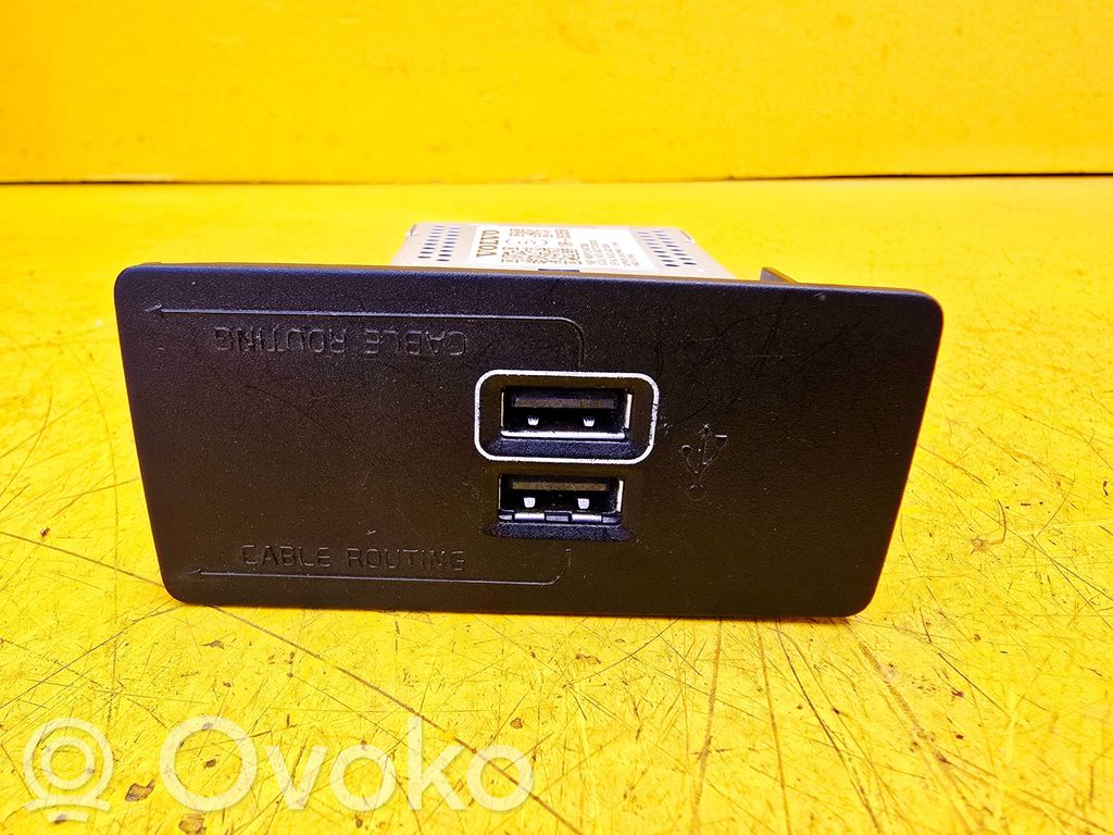 Volvo XC60 USB socket connector 