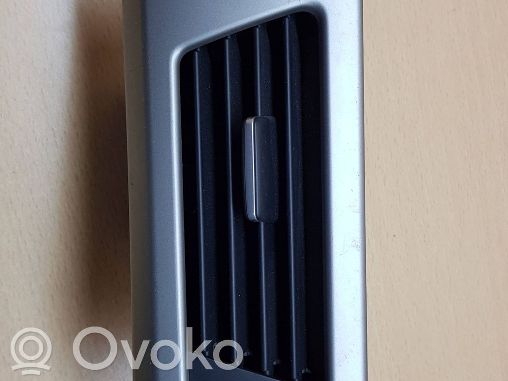 Šoninės oro grotelės   6922633,14482110,EG136TN