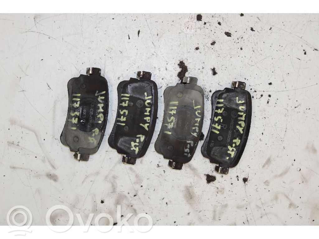 Handbrake/parking brake pads