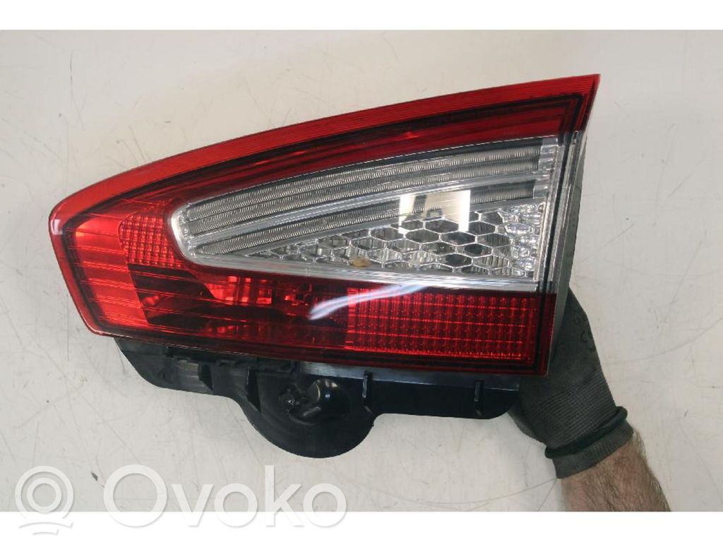 Ford Mondeo MK IV Lampă spate în capacul portbagajului 