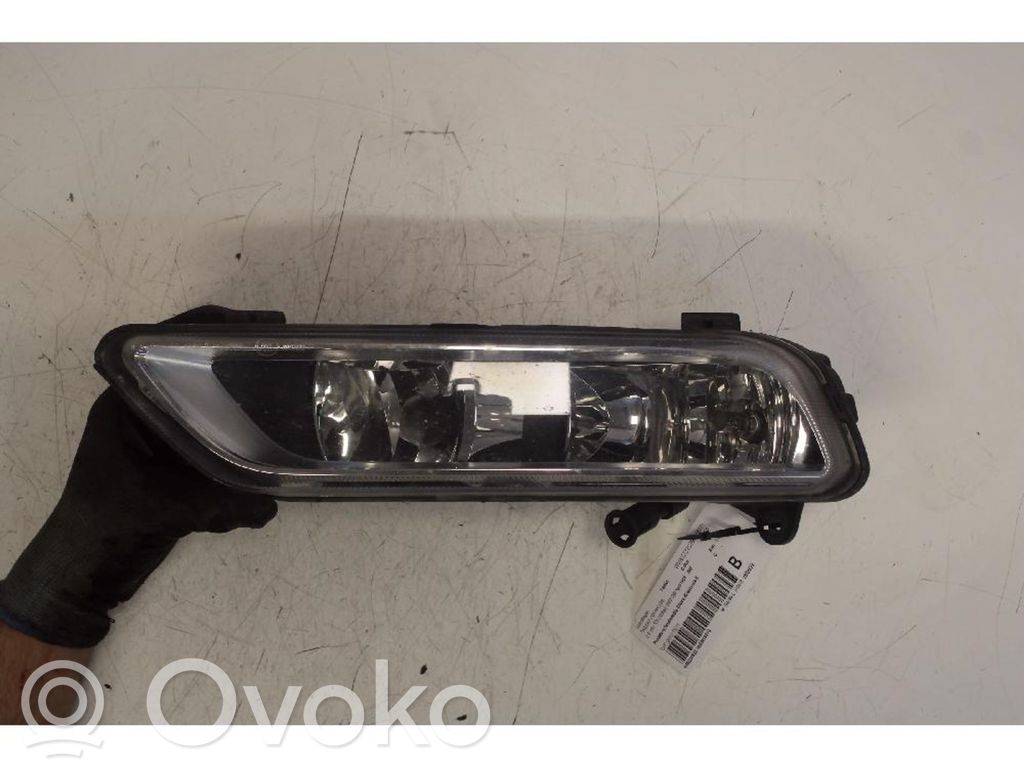 Volkswagen PASSAT B7 Światło przeciwmgłowe przednie 