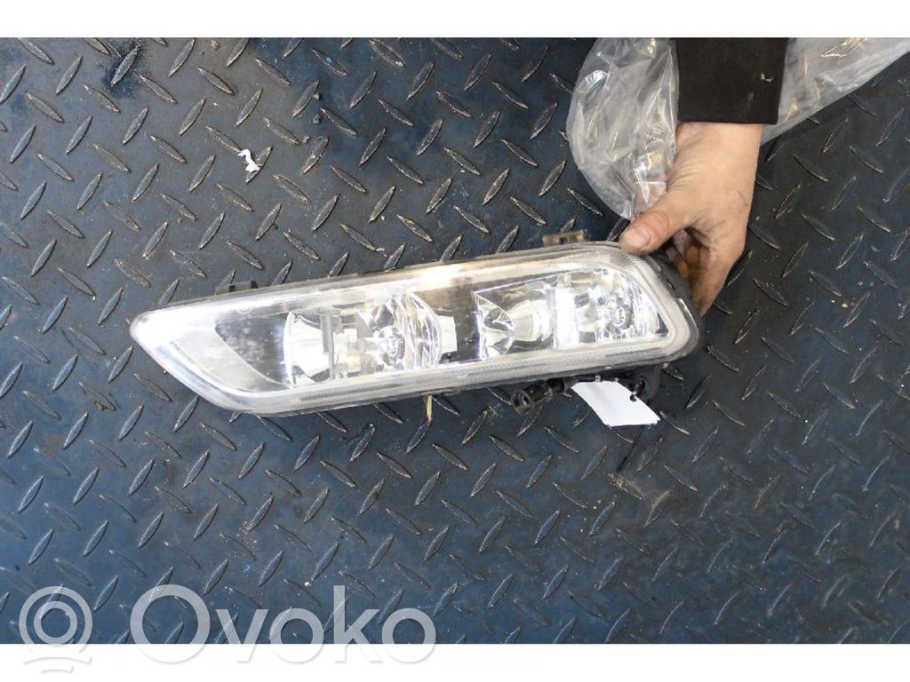 Volkswagen PASSAT B7 Światło przeciwmgłowe przednie 