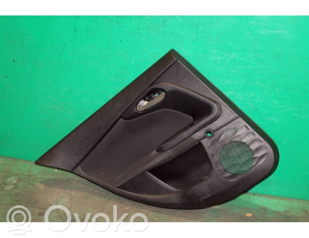 Moldura del tarjetero de la puerta trasera