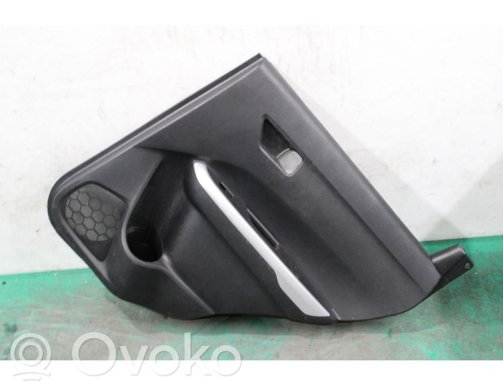 Moldura del tarjetero de la puerta trasera