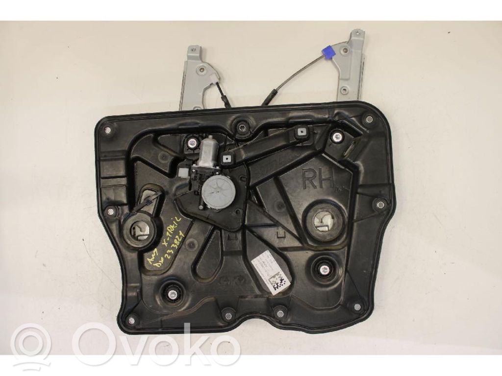 Nissan X-Trail T31 Macara ușă față cu motor 