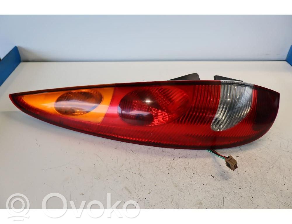 Nissan Almera Tino Luci posteriori 