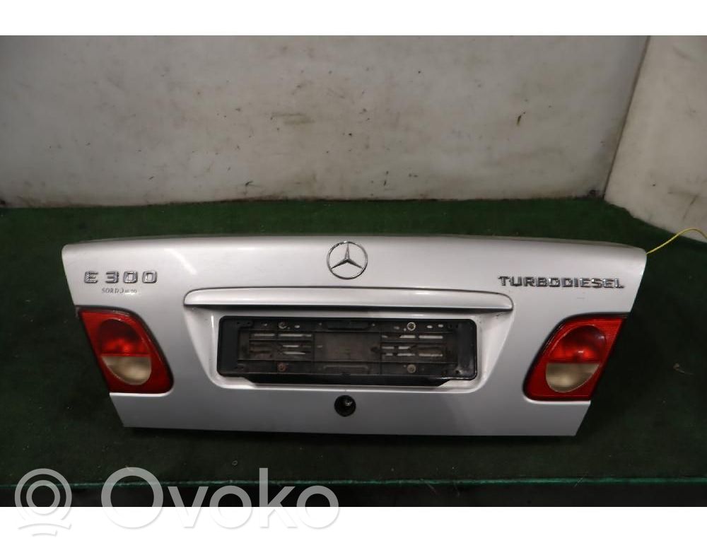 Mercedes-Benz E W210 Puerta del maletero/compartimento de carga 