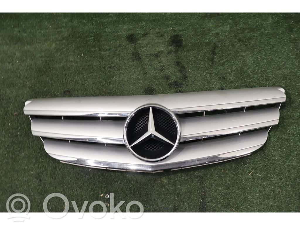Mercedes-Benz B W245 Rejilla superior del radiador del parachoques delantero