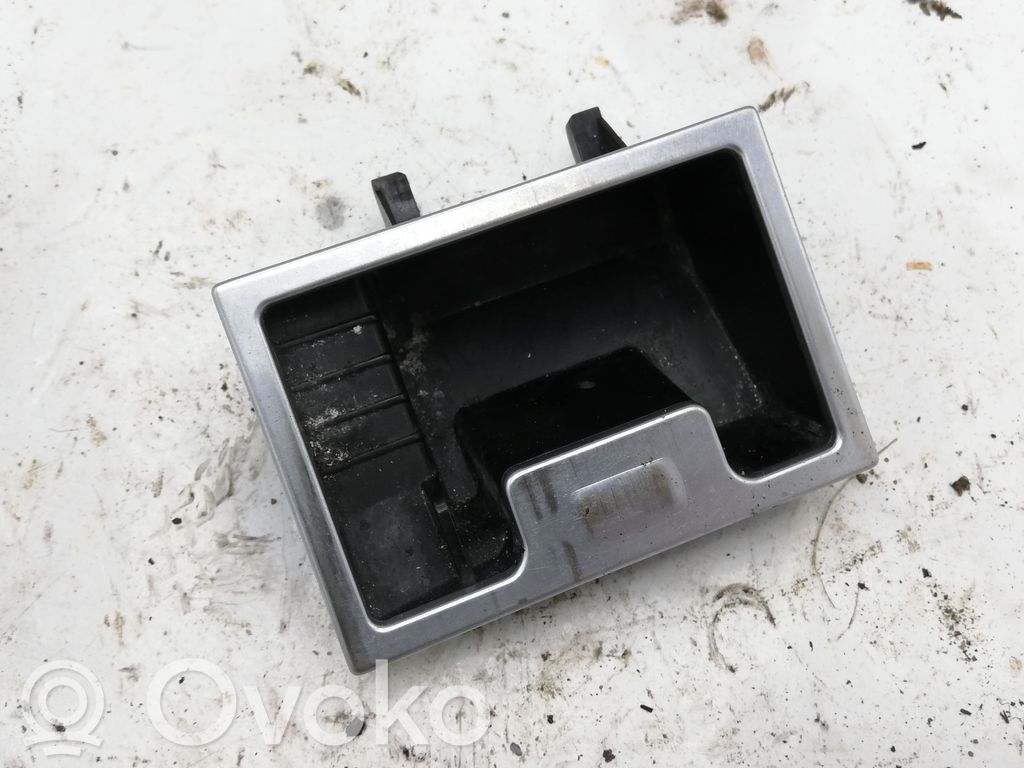 BMW 5 E60 E61 Peleninė panelėje 