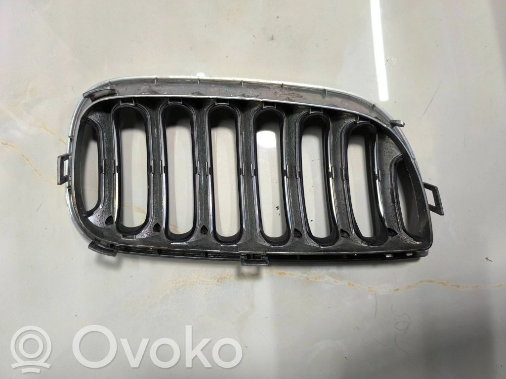 BMW X3 E83 Grotelės viršutinės 