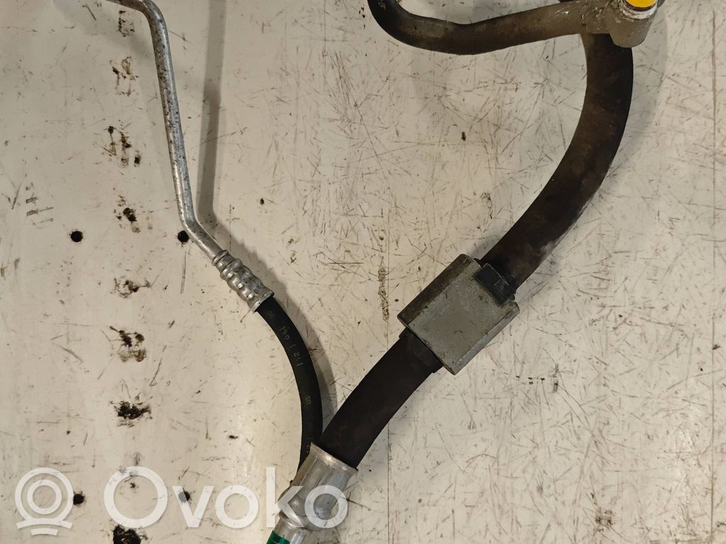 BMW 1 E81 E87 Ilmastointilaitteen putki (A/C) 