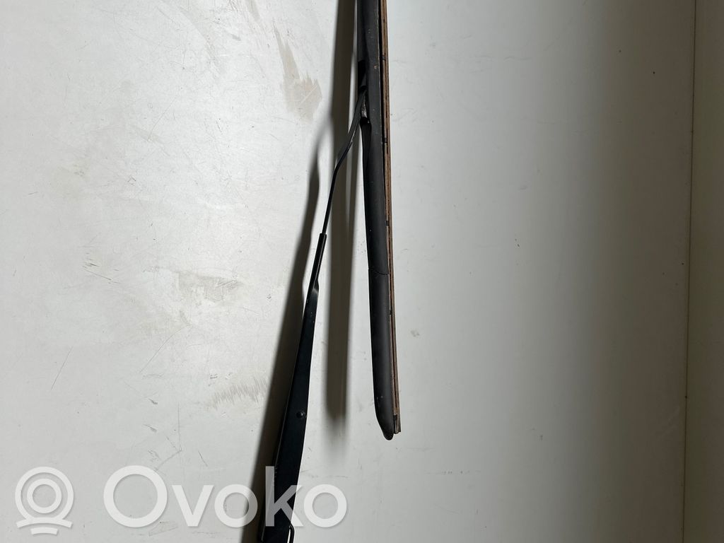Windshield/front glass wiper blade