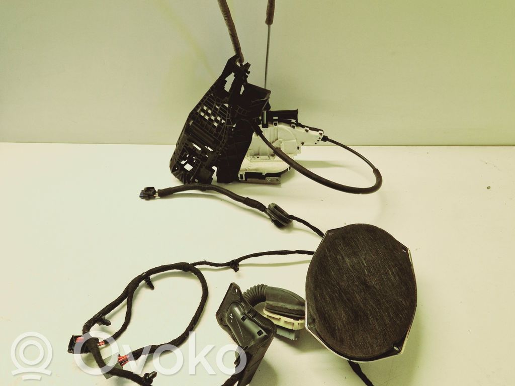 Zamek drzwi tylnych   P04589914AD,68235058AA,05091019AB,68084836,P68084836AD