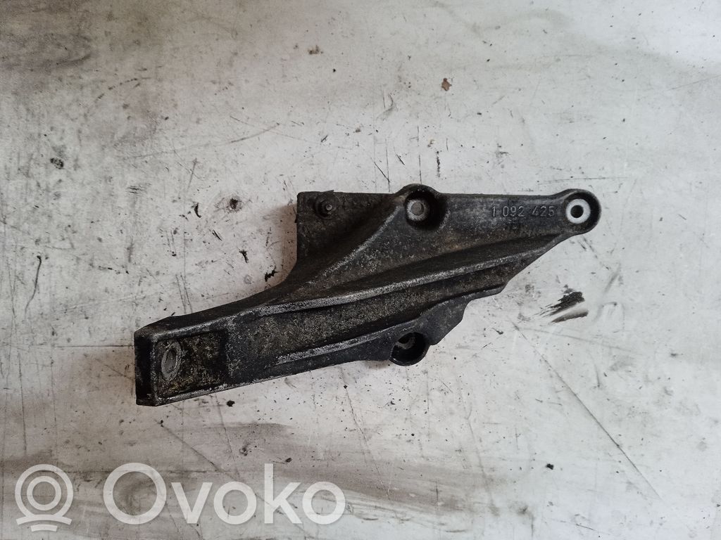 BMW 5 E39 Engine mounting bracket 