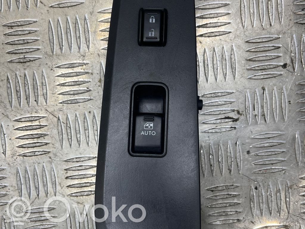 Subaru Legacy Electric window control switch 