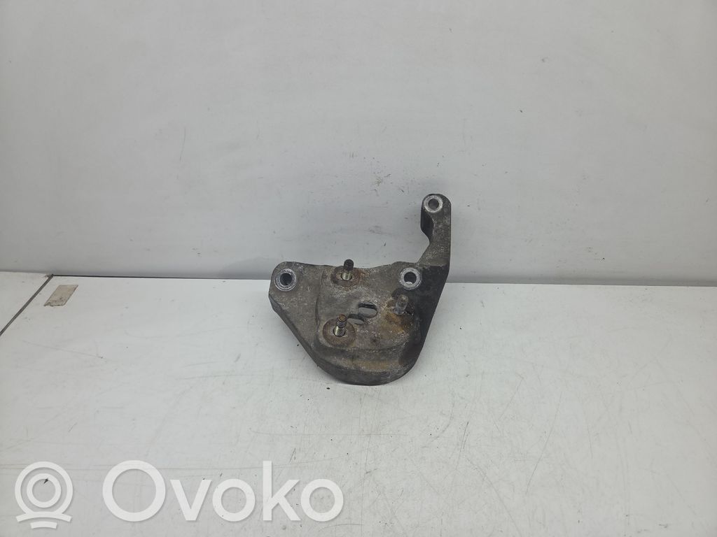 Volvo V50 Engine mounting bracket 