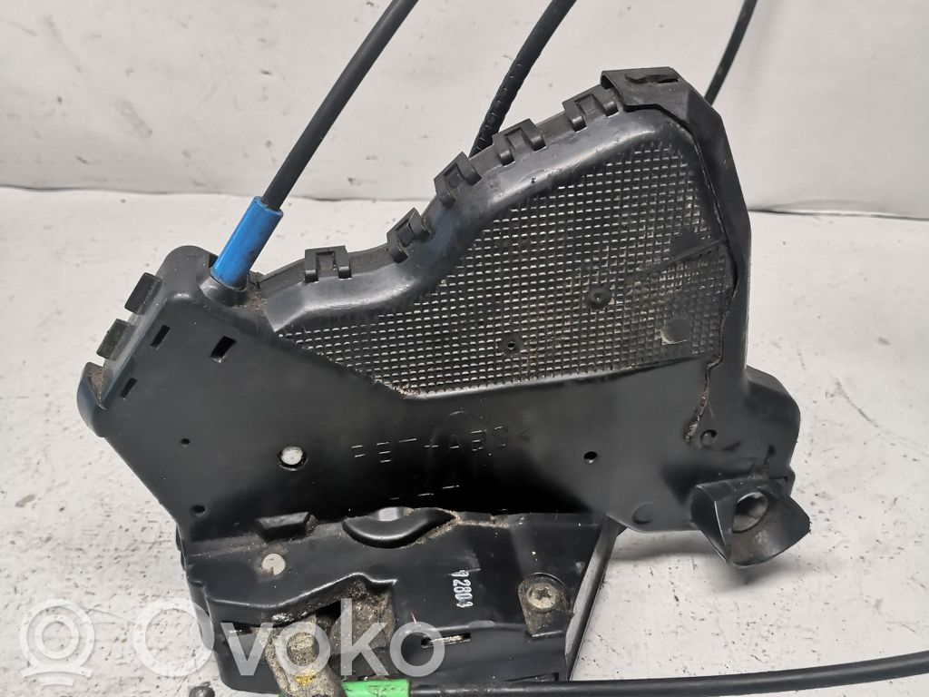 Toyota Avensis T250 Priekšpusē slēdzene 