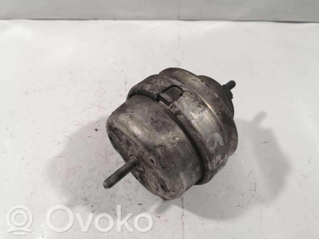 Volkswagen PASSAT B5 Engine mount bracket 