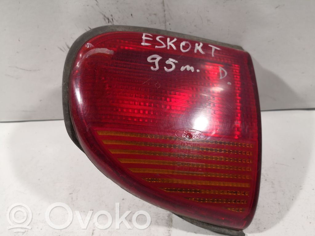 Ford Escort Aizmugurējais lukturis pārsegā 