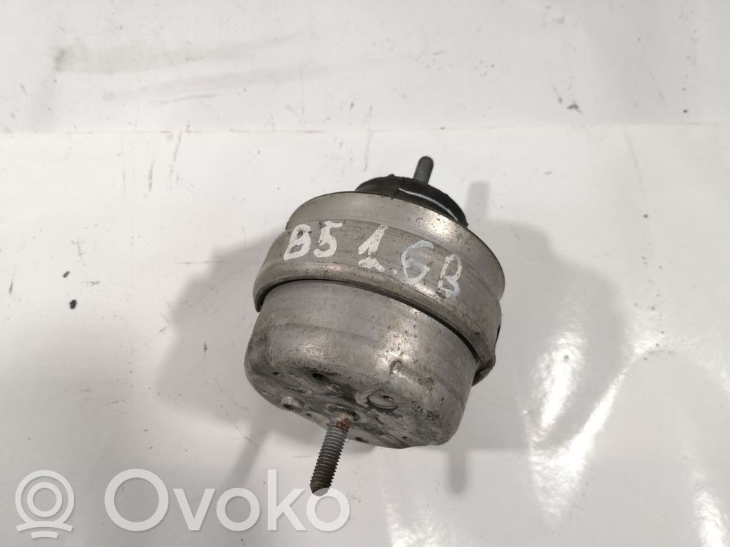 Volkswagen PASSAT B5 Engine mount bracket 